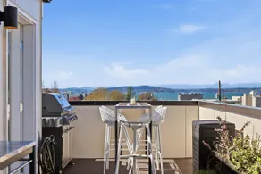 Luxe Alki Stay | Rooftop Deck BBQ | Parking | A/C - Image 5