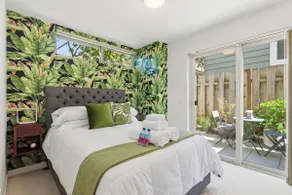 Luxe Alki Stay | Rooftop Deck BBQ | Parking | A/C - Image 2