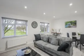 Chic & Cosy 2 Bed Maisonette with Freeparking near Chelmsford City Centre - Image 2