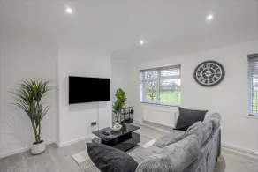 Chic & Cosy 2 Bed Maisonette with Freeparking near Chelmsford City Centre - Image 3