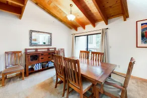 Spacious townhouse with shared hot tub & pool slee - Image 5