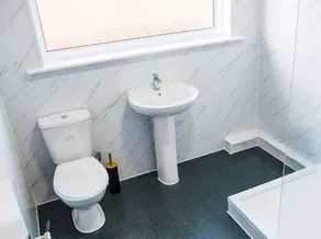 Serviced Accom Sleeps 8- Near London Free Parking - Image 4