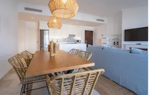 Modern Luxurious 3-Bedroom Residence with Resort Amenities - Image 4