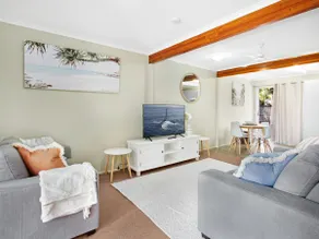 Your Coastal Escape: Steps to Hervey Bay Beach - Image 4