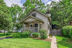 Walk to Fox River Grove Train Station + Hot Tub! - Image 2