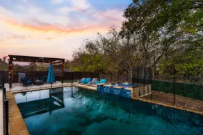 Luxury 7BR Pool, Hot Tub & 4 Car Parking - Image 2
