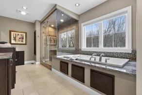 Eco-Luxury Estate: Spa Bath, EV Charger & Games! - Image 3