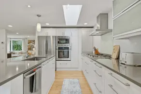 Elegant 3B House near UW Remodeled & EV Parking - Image 3
