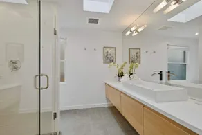 Elegant 3B House near UW Remodeled & EV Parking - Image 4