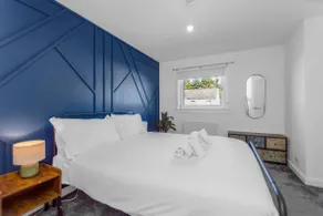 Free Parking | Central | Sleeps 5 | 2 Bedrooms - Image 2