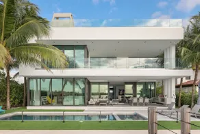 Luxury Bayfront Villa with Heated Pool & Hot tub - Image 2