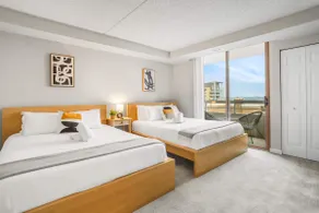 Spacious Apt Walkable to Metro - Prime Location - Image 3