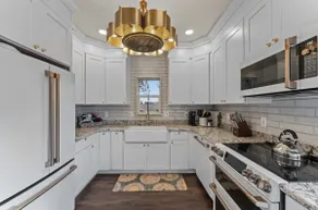 Historic charm, modern luxury, heart of downtown, - Image 2