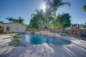 Resort-Style Oasis: Expansive Riverside Mansion - Image 2