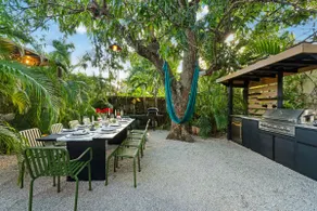 Casa Anton- Artist Home Pool & Rooftop Hot Tub - Image 5