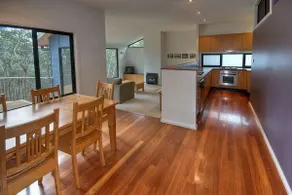 Delmonte | Maison moderne située sur un grand bloc de brousse situé près d'Hydro Majestic - Image 5