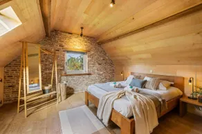Cozy 3BR home w/ backyard & parking - Image 3