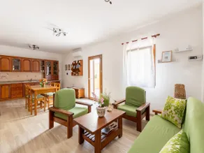Villa with garden and air conditioning - Image 3