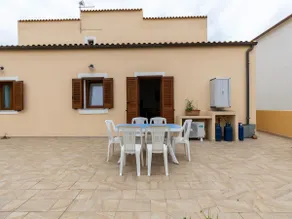 Villa with garden and air conditioning - Image 2