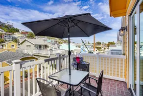 Walk to Bay & Pleasure Pier! Catalina Island Stay - Image 2