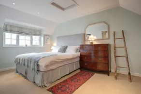 Una proprietà staccata favolosa di quattro camere da letto al largo della strada costiera principale in Brancaster - Image 4