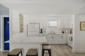 Chic 2BR Apt Near EGAD & Beaches | Wifi + Parking - Image 2