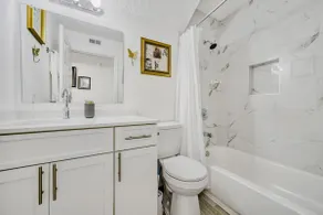 Chic 2BR Apt Near EGAD & Beaches | Wifi + Parking - Image 4