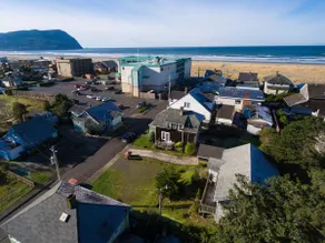 1/2 block to beach, King bed, Pack'n'Play - Image 3