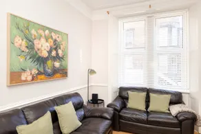 JOIVY Refined 2-Bed Flat with Classic Edinburgh Charm - Image 5