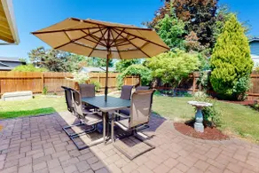 3BR home with enclosed yard, grill, W&D, fast WiFi - Image 2