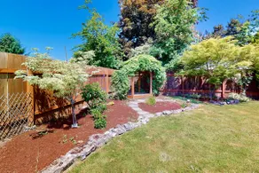3BR home with enclosed yard, grill, W&D, fast WiFi - Image 4