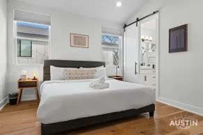 Sleek Brentwood Stay - Walk to Beer & Burnet Bites - Image 3