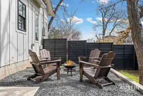 Sleek Brentwood Stay - Walk to Beer & Burnet Bites - Image 4