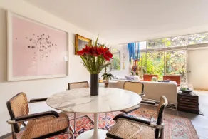 Art-FilledTownhouse with heating & AC - Image 3