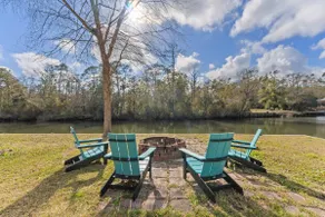 Riverfront Getaway Sleeps 12 Kayaks Game Room - Image 5