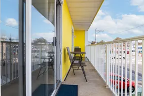 Coastal 1 Bed Sleeps 4 With Private Balcony - Image 5