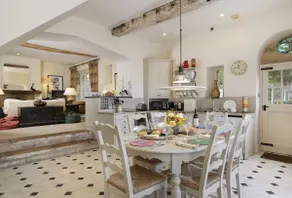 Coach House Hawling - Image 3