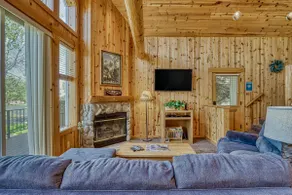 Bright Cabin with Shared Pool, Hot Tub & Resort Am - Image 4