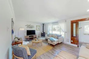 Bright home with large yard, deck & firepit - walk - Image 4