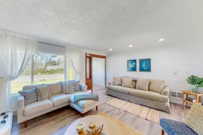 Bright home with large yard, deck & firepit - walk - Image 5