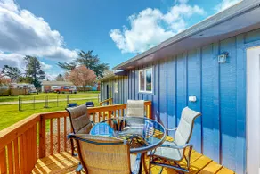 Bright home with large yard, deck & firepit - walk - Image 3