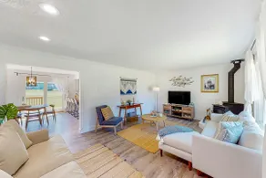 Bright home with large yard, deck & firepit - walk - Image 2