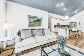 Dog-friendly home near the ocean with a fireplace, - Image 3
