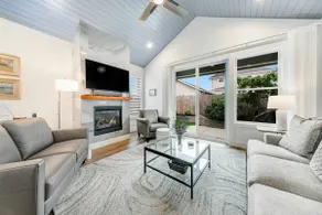 Dog-friendly home near the ocean with a fireplace, - Image 2