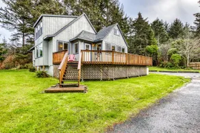 Dog-Friendly Home with Wood-Burning Fireplace and - Image 4