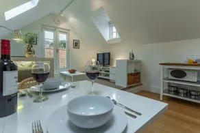 En fantastisk modern konvertering av en fin gammal båthus, bara en kort promenad från Wells kaj. Det pr - Image 3