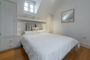 En fantastisk modern konvertering av en fin gammal båthus, bara en kort promenad från Wells kaj. Det pr - Image 4