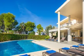 Villa com piscina privada a pé da praia, bares e restaurantes - Image 2