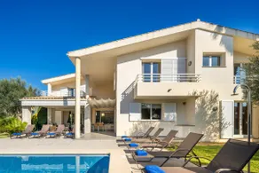 Villa com piscina privada a pé da praia, bares e restaurantes - Image 4