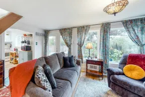 Dog-Friendly Getaway with Outdoor Firepit & Balcon - Image 4
